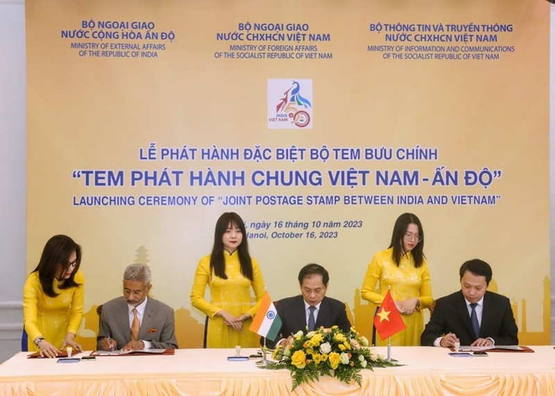 Le ministre vietnamien des Affaires étrangères, Bui Thanh Son, et son homologue indien, Jaishanka, participent à la cérémonie de publication d’une collection de timbres-poste communs entre le Vietnam et l’Inde. Photo: PCV