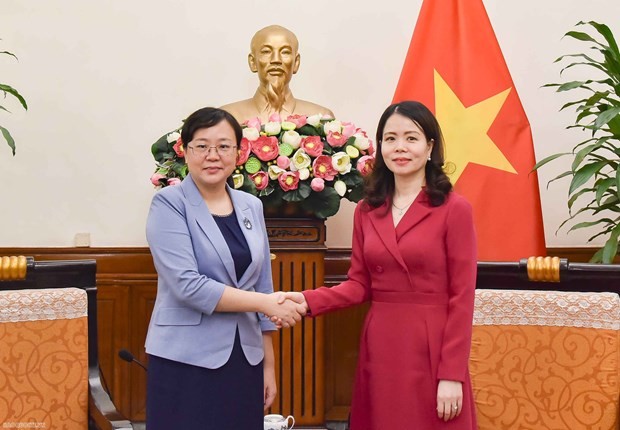 lLa vice-ministre vietnamienne des Affaires étrangères Nguyên Minh Hang (à droite) et Zhang Guozhi, maire adjointe de la ville chinoise de Chongqing. Photo: BNG