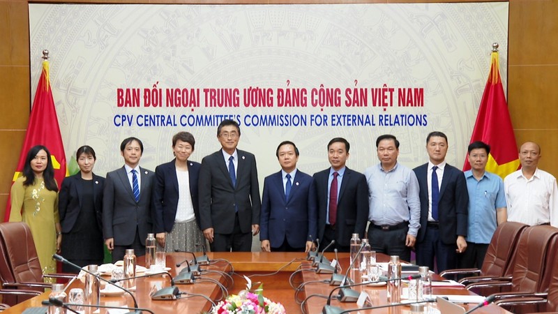 Lors de la séance de travail entre le président du Comité populaire de la province de Ninh Binh, Pham Quang Ngoc et les partenaires japonais. Photo: NBTV