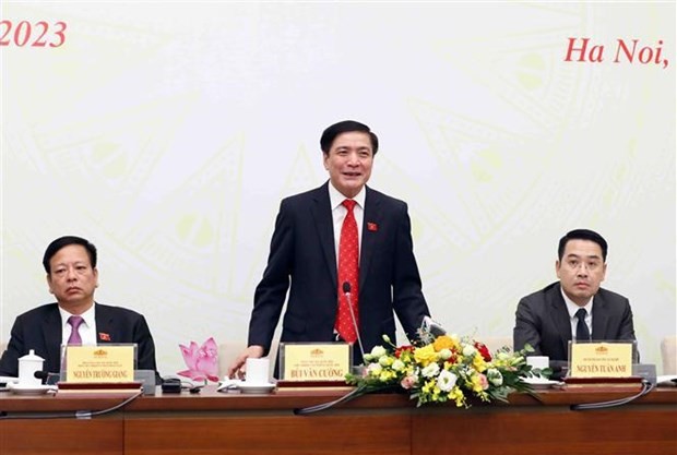 Le secrétaire général de l'Assemblée nationale et président du Bureau de l'Assemblée nationale, Bùi Van Cuong (au milieu), lors de la conférence de presse. Photo : VNA.