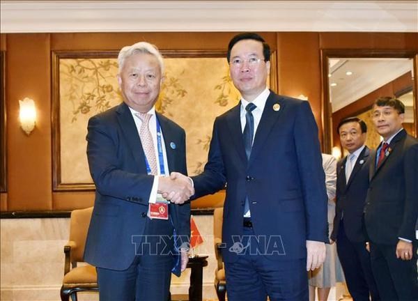 Le Président Vo Van Thuong (à droite) et le président de la Banque asiatique d'investissement dans les infrastructures (AIIB), Jin Liqun. Photo : VNA.