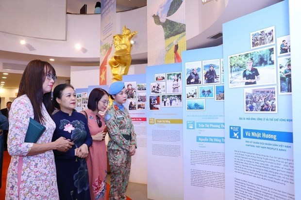 Des délégués visitent l'exposition ''17 visages d'action du Vietnam pour le développement durable''. Photo : VNA.