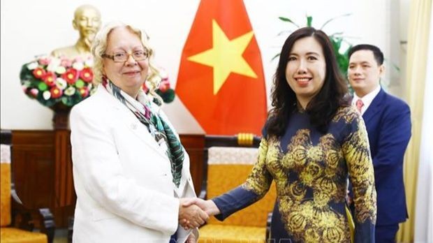 La vice-ministre des Affaires étrangères (AE), Le Thi Thu Hang (droite) et la directrice générale de l'Organisation des Nations Unies à Genève (ONU Genève). Photo: VNA