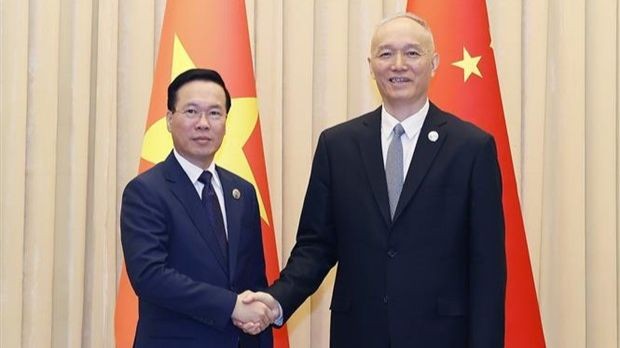 Le Président Vo Van Thuong (à gauche) et Cai Qi, membre permanent du Bureau politique, secrétaire du Secrétariat et chef du Bureau du Comité central du Parti communiste chinois (PCC). Photo : VNA.