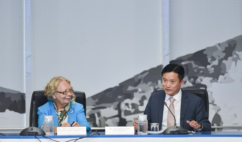 La directrice générale de l’ONU Genève, Tatiana Valovaya (à gauche), et le directeur adjoint de l'Académie diplomatique, Nguyen Hung Son. Photo : baoquocte