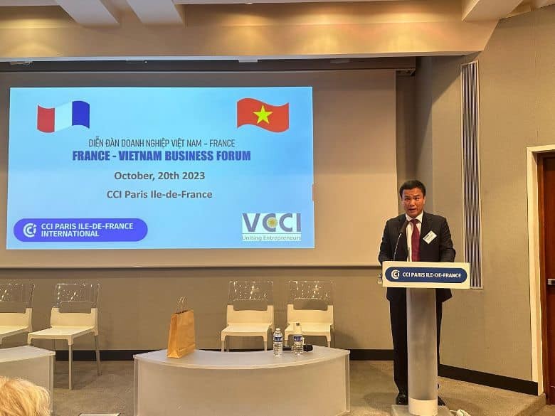 Lors du Forum d'affaires et de coopération entre les entreprises vietnamiennes et françaises. Photo: thoidai