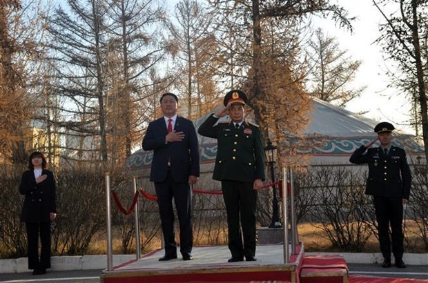 Cérémonie d'accueil officielle du ministre Phan Van Giang au ministère mongol de la Défense. Photo: VNA