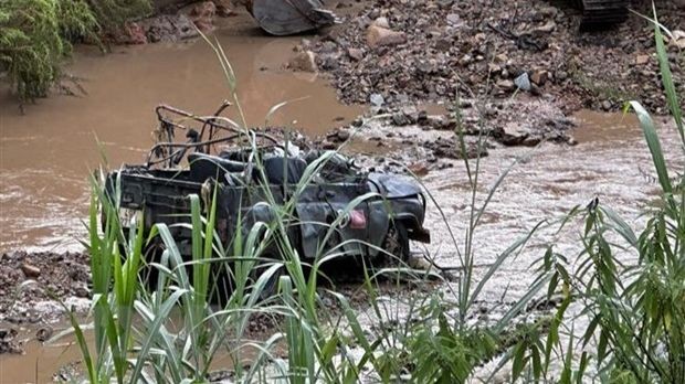 La jeep emportée par des crues soudaines dans le village de Cu Lan (district de Lac Duong, province de Lâm Dông). Photo : VNA.