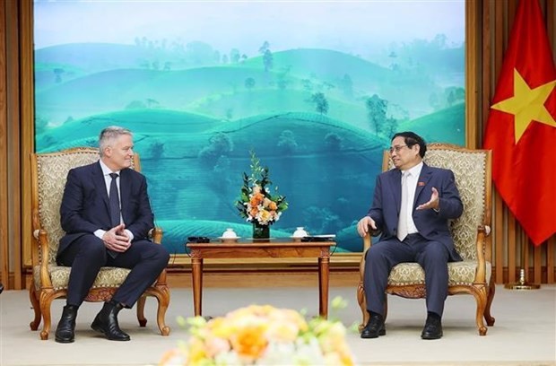 Le Premier ministre Pham Minh Chinh (droite) et le secrétaire général de l’OCDE, Mathias Cormann. Photo : VNA