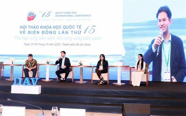 Un représentant de la jeune génération de l’Asie du Sud-Est s’exprime lors de la 15e Conférence internationale sur la Mer Orientale. Photo : VNA.
