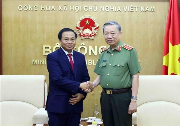 Le général To Lam, ministre de la Sécurité publique (droite), reçoit le chef du bureau de représentation du ministère lao de la Sécurité publique au Vietnam, Phayvanh Sitthi Chanh. Photo: VNA