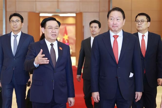 Le président de l'Assemblée nationale du Vietnam Vuong Dinh Hue (gauche) et Chey Tae Won, président du groupe sud-coréen SK. Photo: VNA