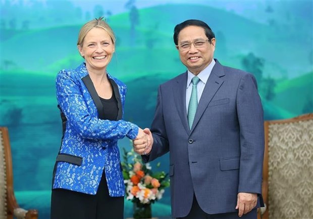 Le Premier ministre Pham Minh Chinh (à droite) serre la main de la vice-présidente des politiques publiques internationales et des relations gouvernementales d’Amazon, Susan Pointer. Photo : VNA. 