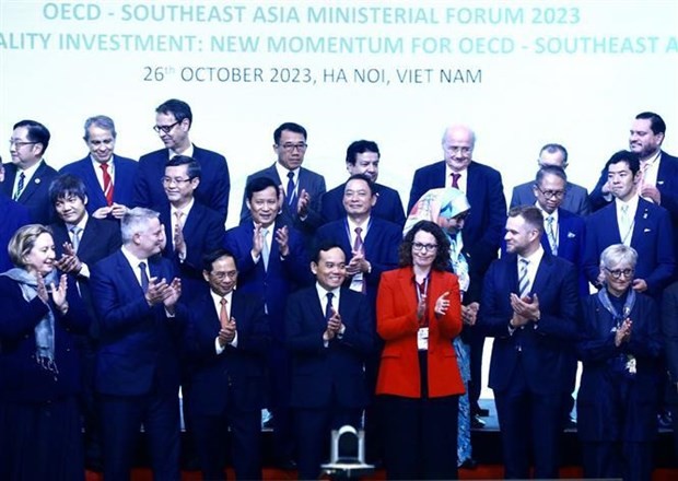 Le Vice-Premier ministre vietnamien, Trân Luu Quang (au centre, 1er rang) et les délégués au Forum ministériel de l’OCDE - Asie du Sud-Est 2023. Photo : VNA.