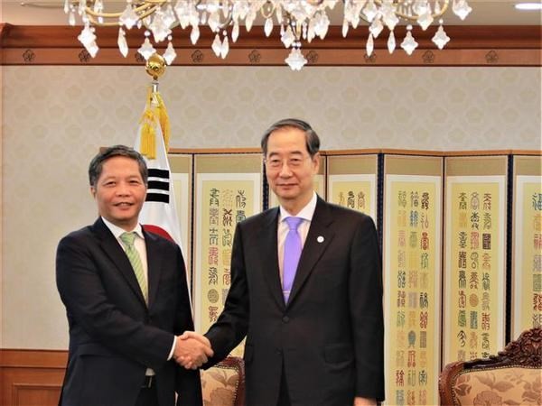 Le président de la Commission économique du Comité central du PCV Tran Tuan Anh (gauche) et Premier ministre sud-coréen Han Duck-soo. Photo: VNA