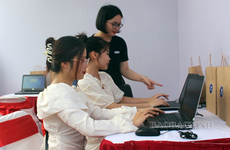 Plus de 200 étudiants des universités et collèges de la province participent au programme de start-up sur le commerce électronique. Photo: baobacninh