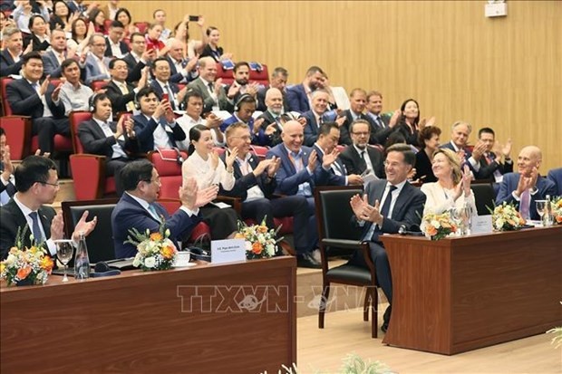 Le Premier ministre Pham Minh Chinh et son homologue des Pays-Bas Mark Rutte au Forum de haute technologie Vietnam-Pays-Bas à Hanoï. Photo : VNA.