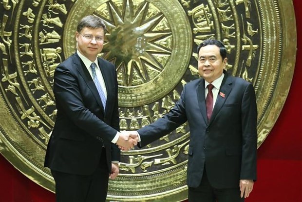 Le vice-président permanent de l'AN vietnamienne Trân Thanh Mân (à droite) et le vice-président exécutif de la Commission européenne Valdis Dombrovskis. Photo : VNA.