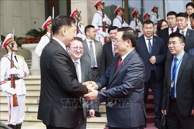 Le président de l'Assemblée nationale du Vietnam, Vuong Dinh Hue (droite) et le président mongol Ukhnaagiin Khurelsukh, en visite d’État au Vietnam. Photo : VNA