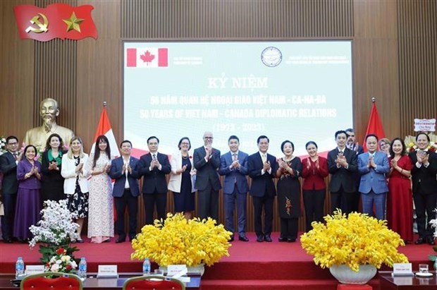 Une rencontre d'amitié pour célébrer les relations diplomatiques Vietnam - Canada. Photo : VNA.