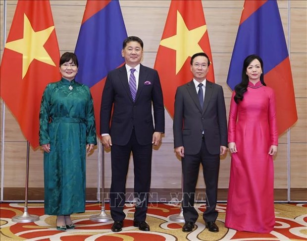 Le Président Vo Van Thuong (2e à droite), son épouse et son homologue mongol Ukhnaagiin Khurelsukh et son épouse à Hanoï. Photo : VNA.