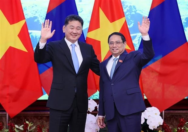 Le Premier ministre Pham Minh Chinh (à droite) et le Président mongol Ukhnaagiin Khurelsukh. Photo : VNA.