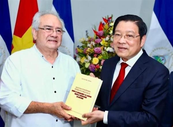 Le chef de la délégation vietnamienne, Phan Dinh Trac, offre un livre du secrétaire général du PCV au Président de l'Assemblée nationale nicaraguayenne, le docteur Gustavo Porras Cortés (à gauche). Photo : VNA.