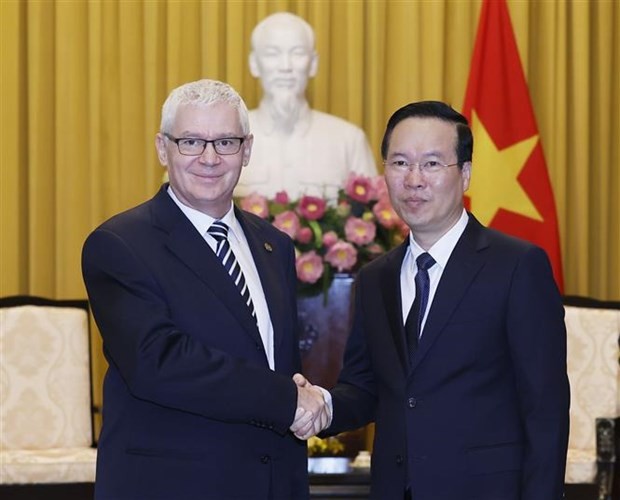 Le Président vietnamien Vo Van Thuong (droite) et le procureur général de Hongrie Péter Polt. Photo : VNA.