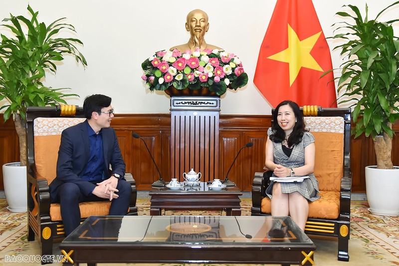 La vice-ministre vietnamienne des Affaires étrangères et présidente du Comité d’État chargé des Vietnamiens résidant à l’étranger, Lê Thi Thu Hang (à droite) et le président d'AVSE Global, le professeur Nguyen Duc Khuong. Photo: baoquocte