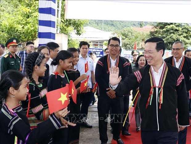 Le Président Vo Van Thuong et des habitants de la commune de Suôi Trai. Photo : VNA.