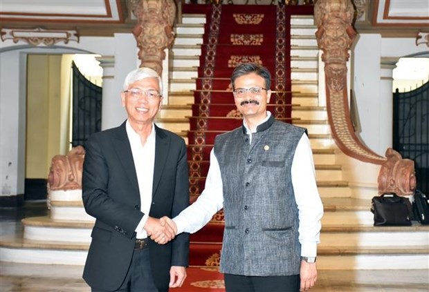 Le vice-président du Comité populaire municipal Vo Van Hoan (à gauche) et le rapporteur spécial des Nations Unies sur le droit au développement Surya Deva, à Hô Chi Minh-Ville, le 10 novembre. Photo : VNA. 