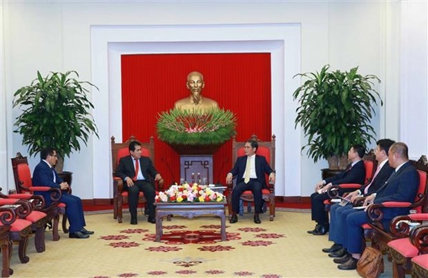 Le président de la Commission économique du Comité central du PCV, Trân Tuân Anh (à droite), et le secrétaire général du PCP Alberto Villanueva Carbajal, à Hanoi, le 10 novembre 2023. Photo : VNA.