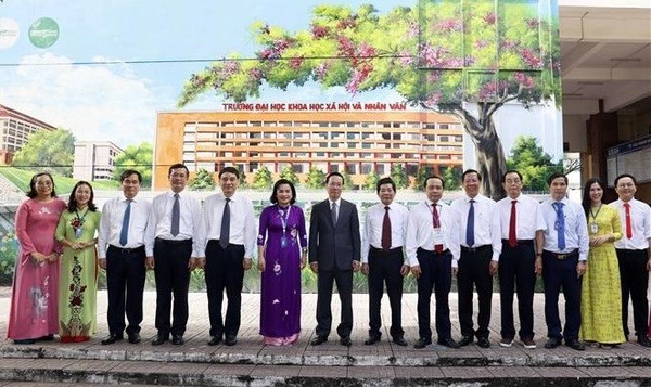 Le Président Vo Van Thuong (7e à partir de la gauche) et des enseignants. Photo : VNA.