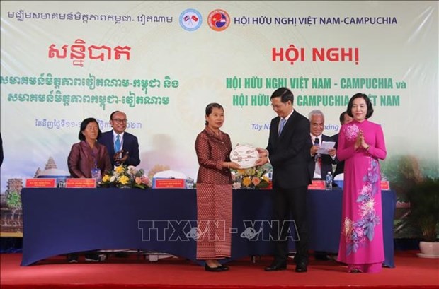 Le secrétaire du Comité provincial du Parti et président du Conseil populaire provincial de Tây Ninh, Nguyên Thanh Tâm, remet un cadeau à Mme Samdech Men Sam An, présidente de l'Association d'Amitié Cambodge - Vietnam. Photo : baotintuc.vn