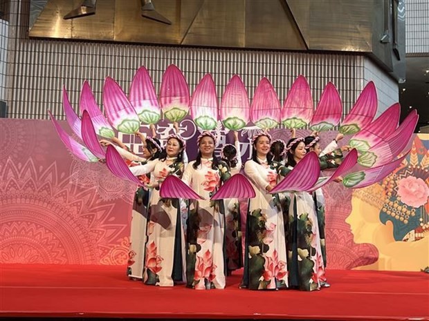 La troupe de danse des Vietnamiens à Hong Kong (Chine). Photo : VNA.
