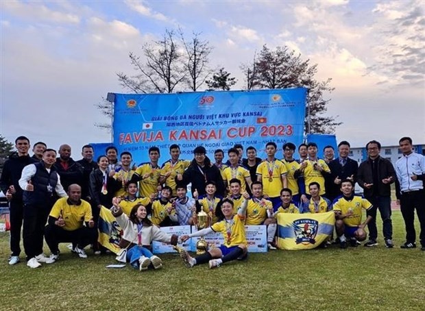 Le titre de champion a été remporté par l'équipe FC Vuon Cu. Photo : VNA.
