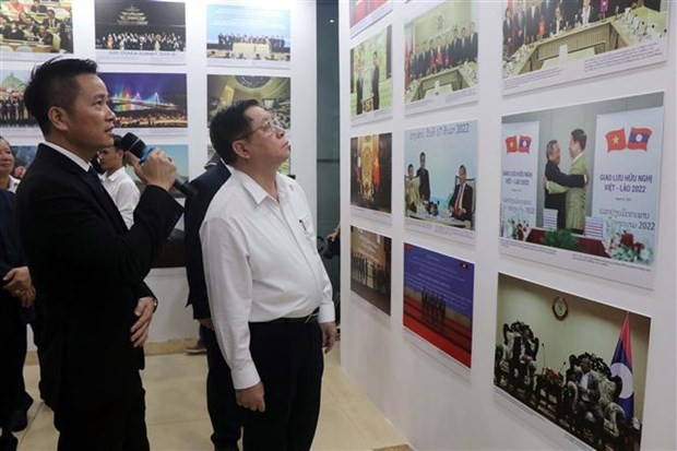 Nguyên Trong Nghia, secrétaire du Comité central du Parti et chef de la Commission centrale de la sensibilisation et de l'éducation, visite l'exposition de photos. Photo : VNA.