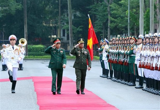 Le ministre vietnamien de la Défense Phan Van Giang (à gauche) et le vice-Premier ministre et ministre cambodgien de la Défense Tea Seiha passent en revue la garde d'honneur de l'Armée populaire du Vietnam. Photo : VNA.