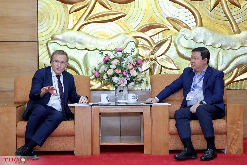 Le vice-président de l’Union des organisations d’amitié du Vietnam, Nguyen Ngoc Hung (à droite), et Hervé Conan, directeur de l’Agence française de développement au Vietnam. Photo : thoidai