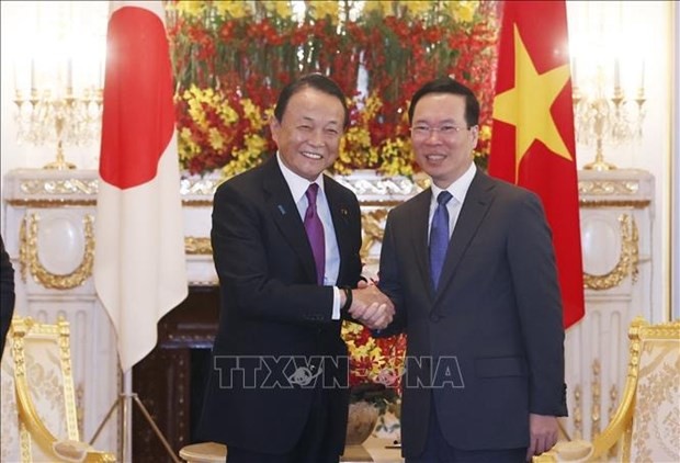 Le Président Vo Van Thuong (à droite) et l'ancien Premier ministre, le vice-président du Parti libéral-démocrate Aso Taro. Photo : VNA.