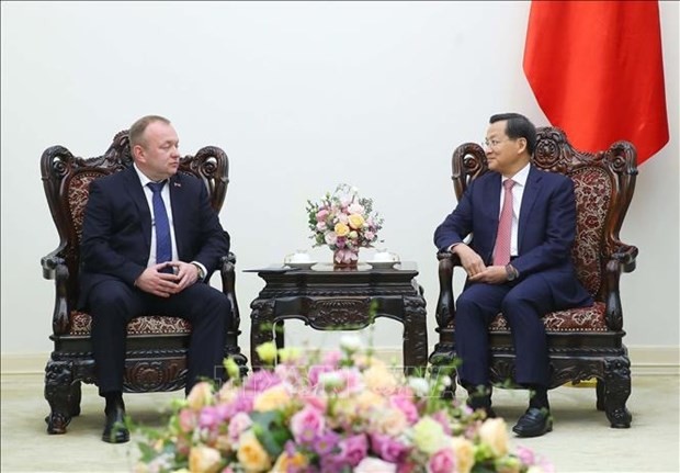 Le Vice-Premier ministre Lê Minh Khai (à droite) et le président du Comité national de l'expertise judiciaire de Biélorussie, Volkov Alexeï Alexandrovitch. Photo : VNA.