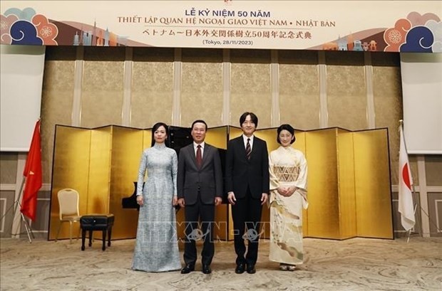 Le Président Vo Van Thuong (2e à gauche) et son épouse et le Prince héritier Akishino et la Princesse japonaise lors de la célébration. Photo : VNA.
