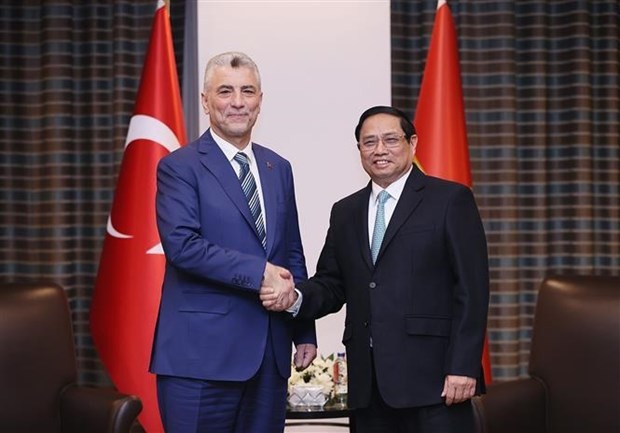 Le Premier ministre Pham Minh Chinh (à droite) et le ministre turc du Commerce, Omer Bolat. Photo : VNA.