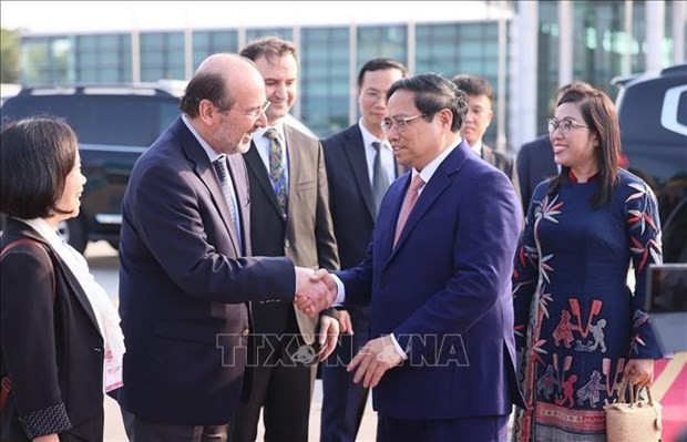 Le Premier ministre Pham Minh Chinh (à droite) et son épouse avant leur départ pour la Turquie. Photo : VNA.