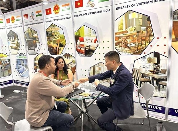  Les fabricants de meubles vietnamiens présentent leurs produits au Salon mondial du meuble (World Furniture Expo-WOFX), qui s'est ouverte à Mumbai, en Inde. Photo : VNA.