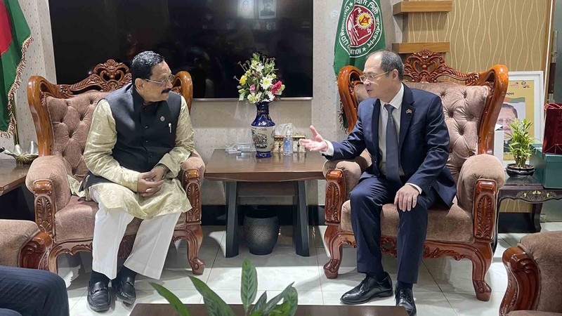 L’ambassadeur vietnamien au Bangladesh, Nguyen Manh Cuong (à droite), et le maire de Chittagong, Rezaul Karim Chowdhury. Photo: baoquocte