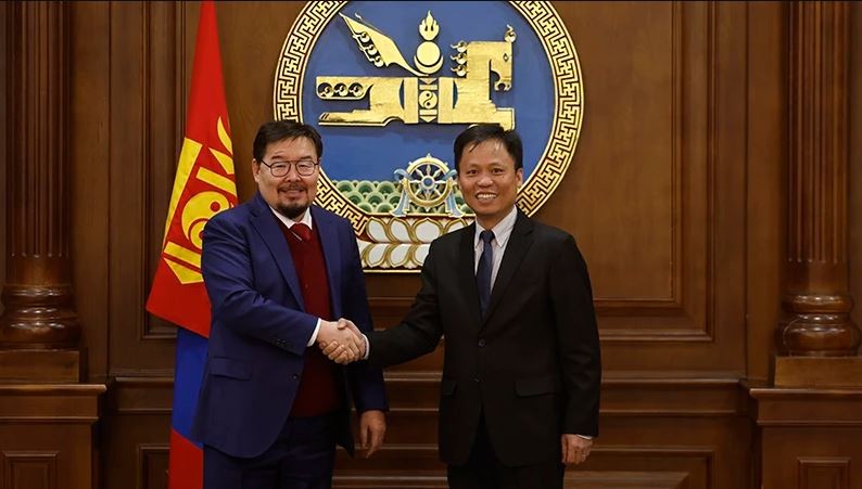 Le président de l’Assemblée nationale mongole, Gombojav Zandanshatar, et l’ambassadeur du Vietnam, Doan Khanh Tam (à droite). Photo: Ambassade du Vietnam en Mongolie