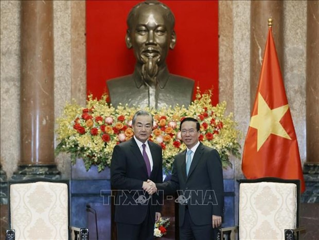 Le Président Vo Van Thuong (à droite) et Wang Yi, membre du Bureau Politique, chef du Bureau de la Commission des Affaires étrangères du Comité central du Parti communiste chinois (PCC) et ministre des Affaires étrangères. Photo : VNA.