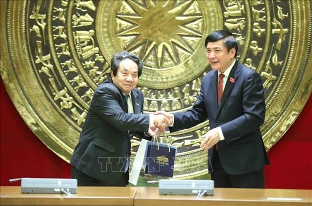 Le secrétaire général de l'Assemblée nationale (AN) Bùi Van Cuong (à droite) et son homologue cambodgien Leng Peng Long. Photo : VNA.