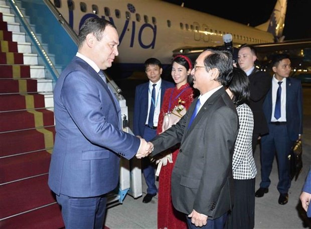 Le ministre vietnamien des Sciences et des Technologies, Huynh Thành Dat (à droite), accueille le Premier ministre de Biélorussie, Roman Golovchenko, à l'aéroport international de Nôi Bài. Photo : VNA.
